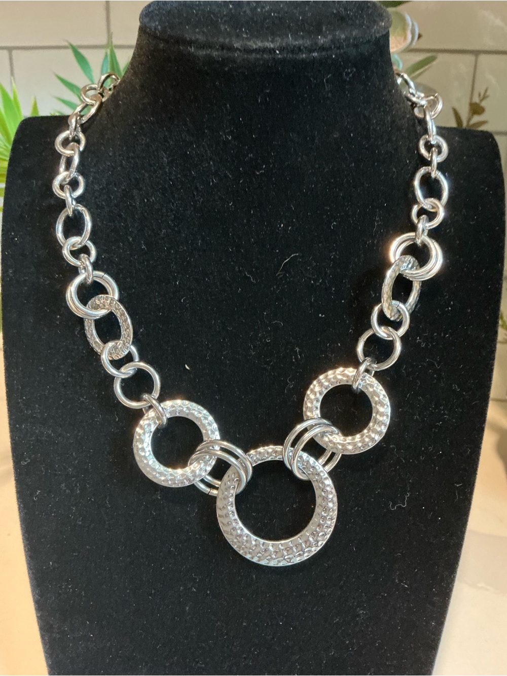 Silver Textured Link Circle Necklace